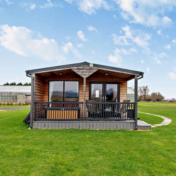Modern one bedroom lodge with hot tub -Rosewood Lodge