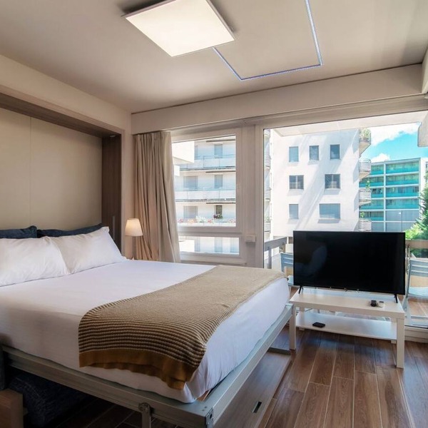 Modern one-room apartment with balcony close to Paradiso station (Terrazza Parad