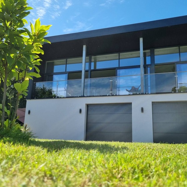 Modern, open plan property outside Exeter, panoramic sea and estuary views.