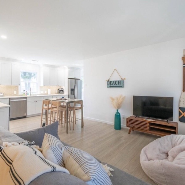 Modern, open plan beach house - 2 blocks to the bay beach