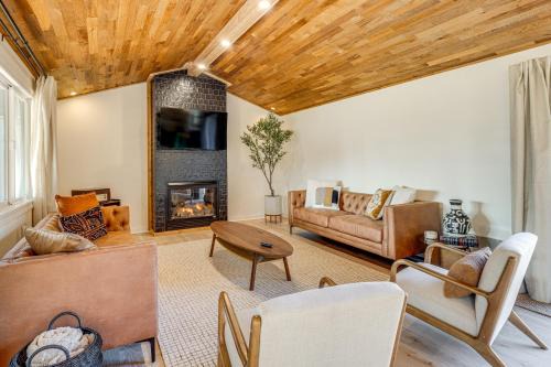 Modern Oregon Cottage w/Hot Tub: Walk to Beach!