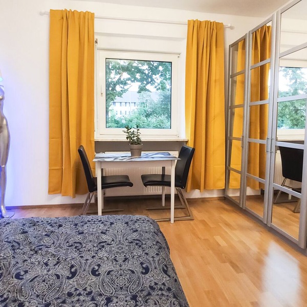 Modern parkside room with garden, chickens & ducks