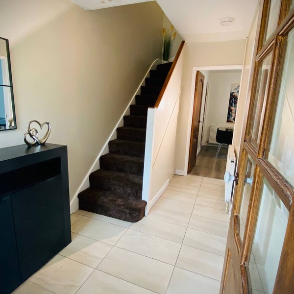 Modern-petfriendly-privategarden-family-20mintoldn