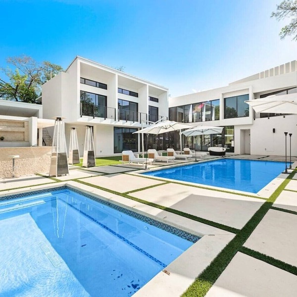 Modern Pool Oasis 5BR/7BTH Villa