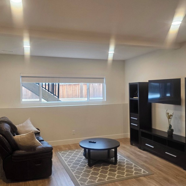 Modern Private 1-Bedroom Suite – Clean, Quiet, Full Kitchen
