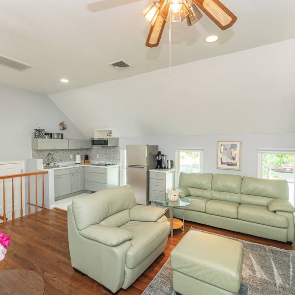Modern Private 1BR/1BTH w/1-car Garage Parking Near Hospitals/Corporate Office