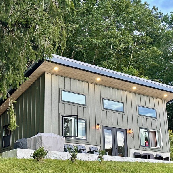 Modern + Private + Biking Paradise. No Stairs, Monday Lick & GBR River Trail