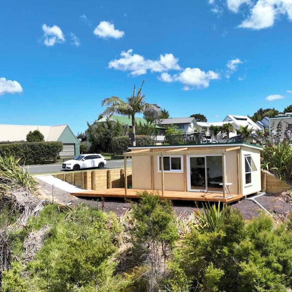 Modern private cabin, breathtaking ocean & bush views, natural light & quiet