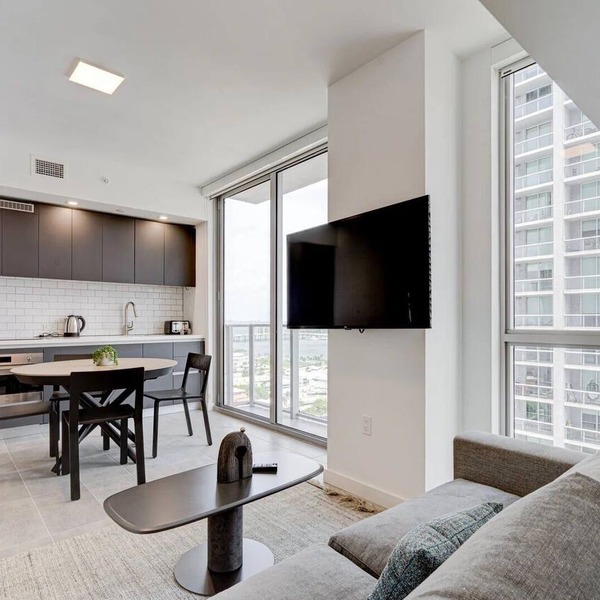 Modern Private Condo Downtown - Gym, Pool, Bayview