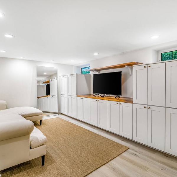 Modern Queen Anne studio - full kitchen - one block to Kerry Park, near downtown