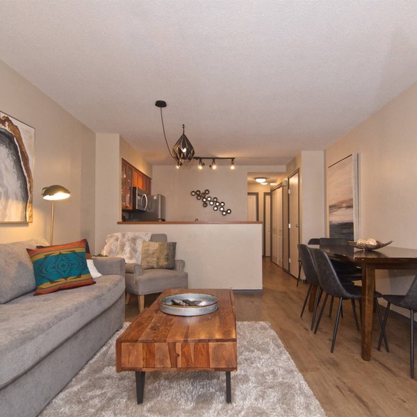 Modern quiet townhome with private HOT TUB, GAS fireplace, common Pool and hot tub.