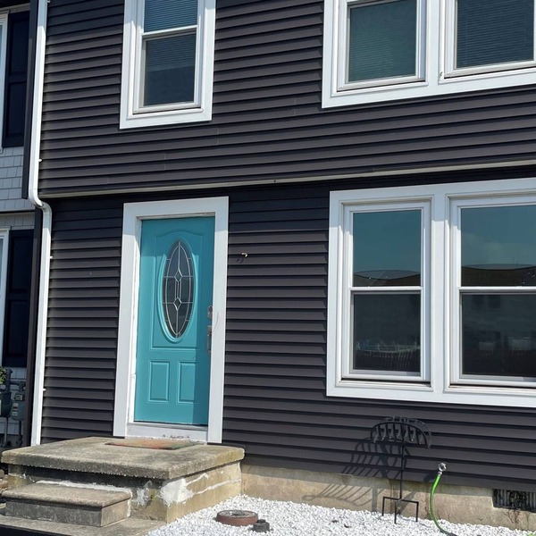 Modern & Recently Renovated Beach house. Sleeps 6