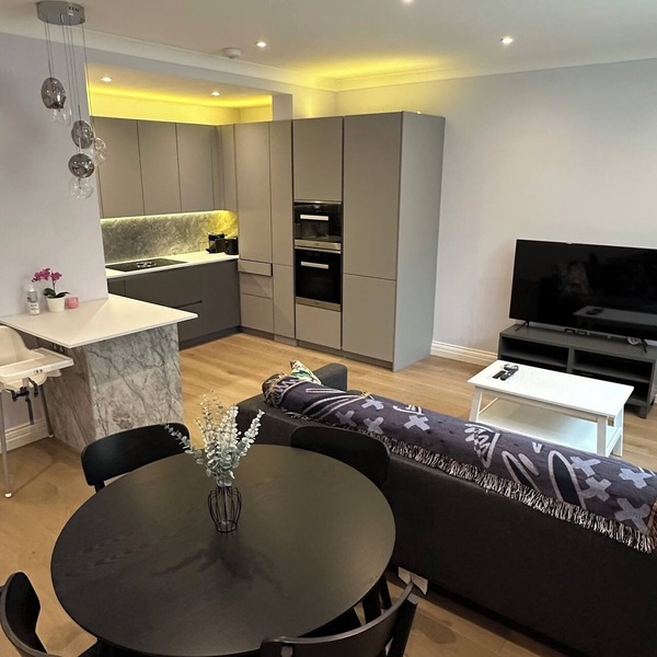 Modern refurbished 2 bedroom apartment in the heart of London