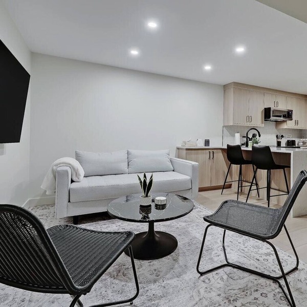Modern & Relaxing Suite - Full Kitchen - King Bed + 2 Twin Beds - Pet Friendly!