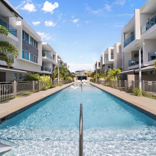 Modern Resort Style Condo Near Airport and Beaches - 2 Pools, Gym, AC throughout