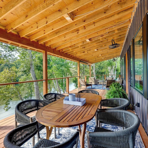 Modern, Riverfront Family House w/Balcony & Grill