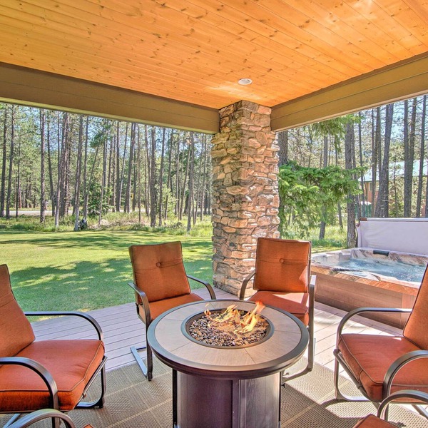 Modern-Rustic Ronald Getaway: Hot Tub, Grill!