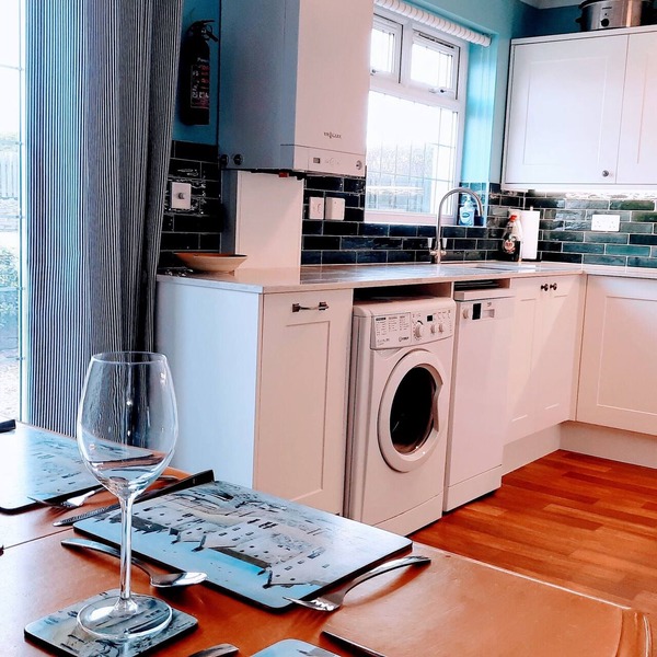Modern seaside cottage, dog friendly, 200m from beach at Harlyn Bay. nr Padstow