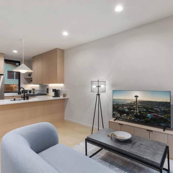 Modern Seattle Stay Rooftop Views & Ensuite BRs