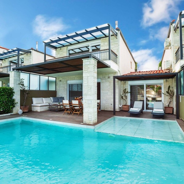 Modern Secluded Villa with Sea Views – Pool, WiFi, Aircon