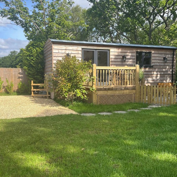 Modern Shepherds Hut in Dorset, near New Forest & Beaches, Dog friendly