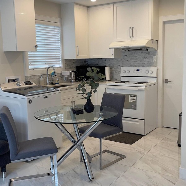 Modern & Spacious 1BR ~ minutes away from Main St.