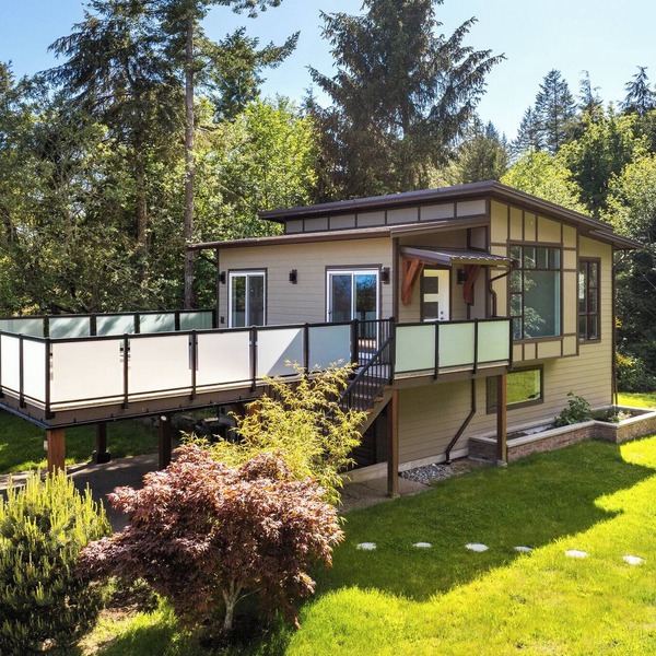 Modern & Spacious cottage close to spectacular West Coast trails & beaches