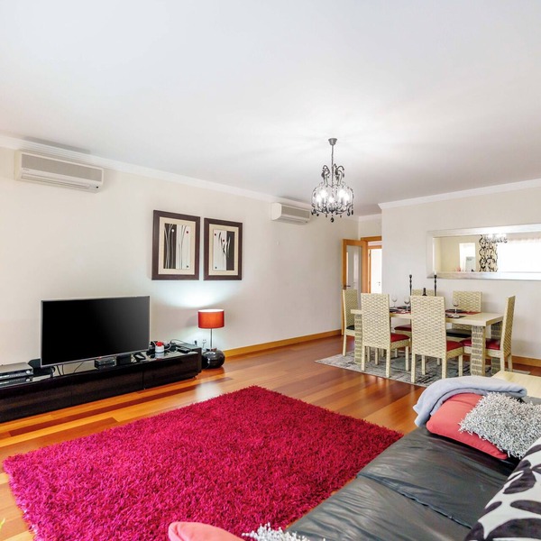 Modern & Spacious Flat with Pool close to Oura