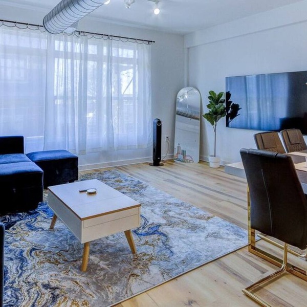 Modern Spacious Loft in Downtown w/free parking