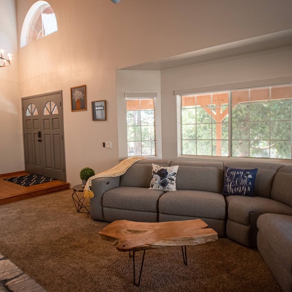 Modern spacious hot tub + Deck Lake Arrowhead + Big Bear