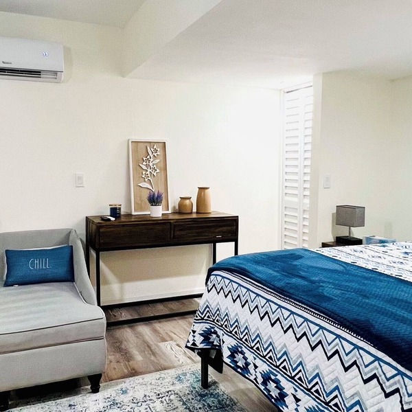 Modern Studio 10 Min to Beach with Kitchen, AC, Fast Wi-Fi and Private Bathroom.