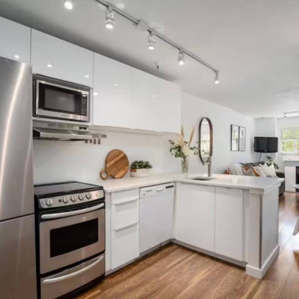 Modern Studio, Great Location, Free Parking & Hot Tub