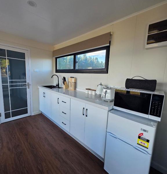 Modern studio overlooking Alexandra, Central Otago