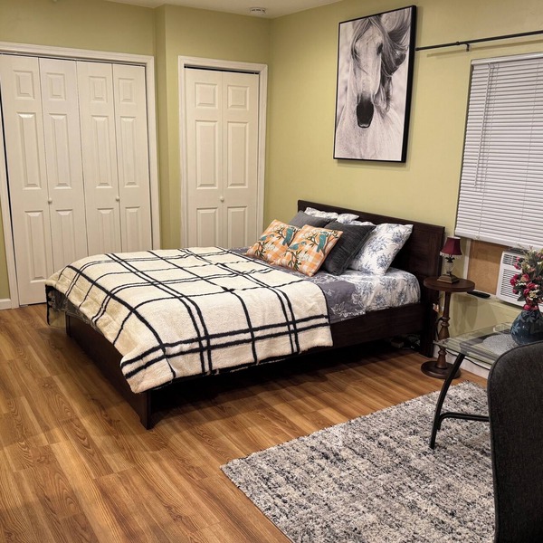Modern Studio Prime Location Free Onsite Parking