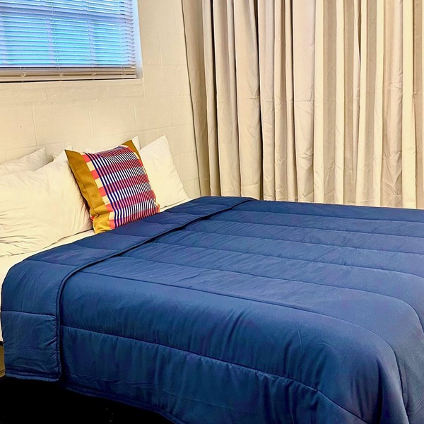 Modern Studio w/Private Bath, Fast Wi-Fi, Laundry