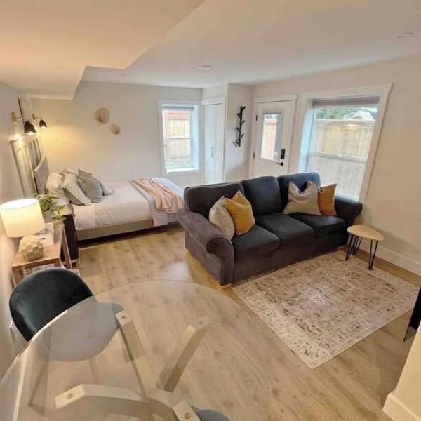 Modern studio with soft tub -Ratcliffe Guest Suite