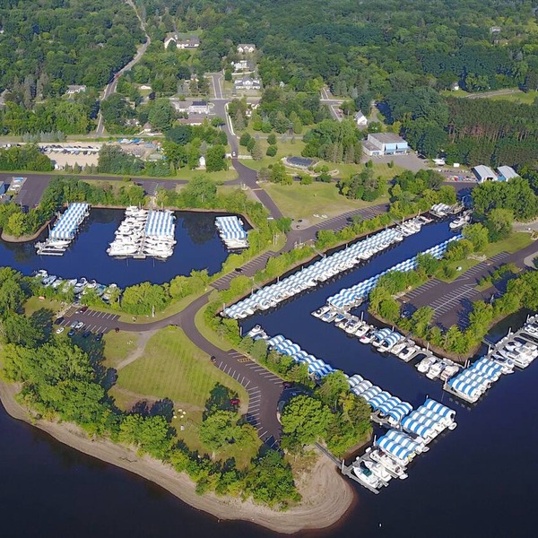 Modern Suite in Downtown Afton, 5min to skiing, hiking, riverboating & more!