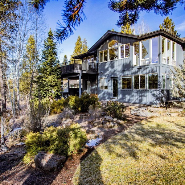 Modern Sunriver Luxury Home with Fenced Turf Pet Yard, Large Kids Room, SHARC !