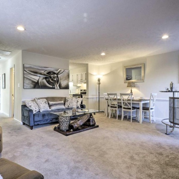 Modern Townhome w/Deck & Golf Course Views!