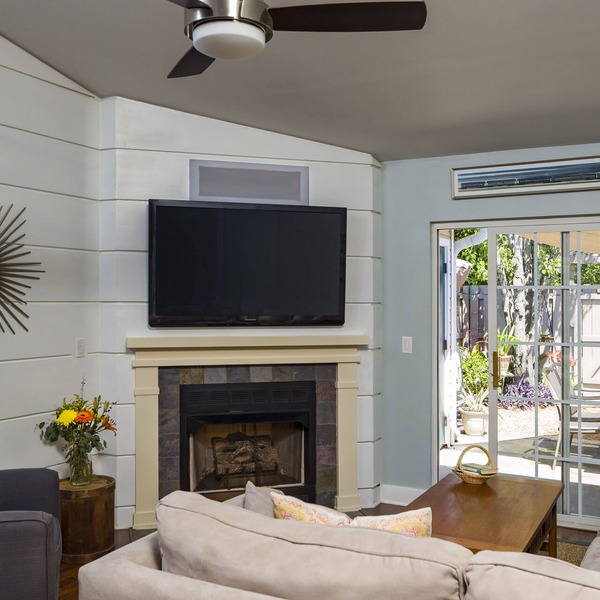 Modern Townhome with fenced in yard! Near Folly Beach and Parks!