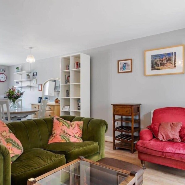 Modern Townhouse in Penryn with Private Parking