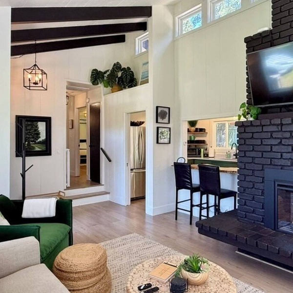 Modern & Tranquil ~ Minutes to Mendocino Village ~ EV Charger ~ Hot Tub