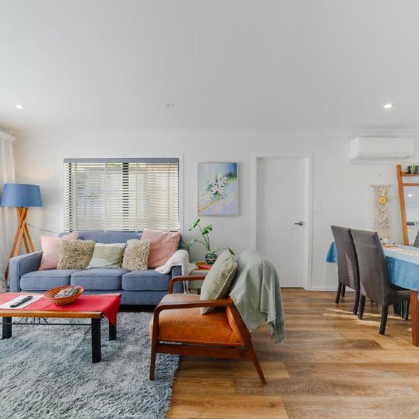 Modern Two Bedroom Home with Garage Near Hamilton Lake
