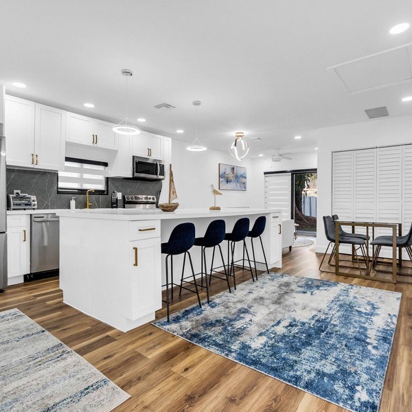 Modern Updated Home - Pet Friendly - 15 min or less to airport/beach/downtown