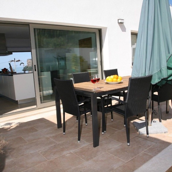 MODERN VILLA MIT POOL UND FANTASTISCHEN MEERBLICK.