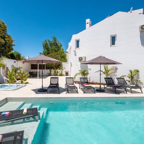 Modern villa w/heatable pool & BBQ, Albufeira