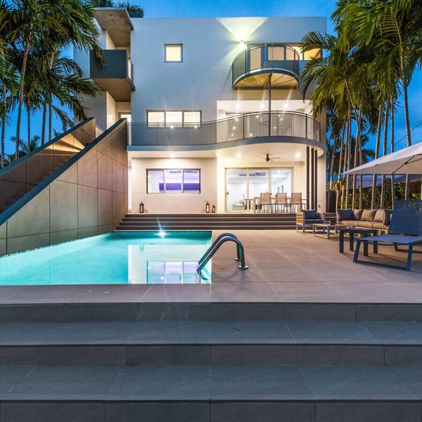 Modern waterfront Villa w/Pool and Gym, Sleeps 8.