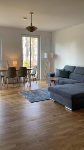 Modernes voll möbliertes Apartment am See mit Garten, nahe BER