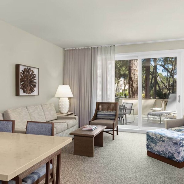 Monarch Escape: Spacious 2-Bedroom by the Coast