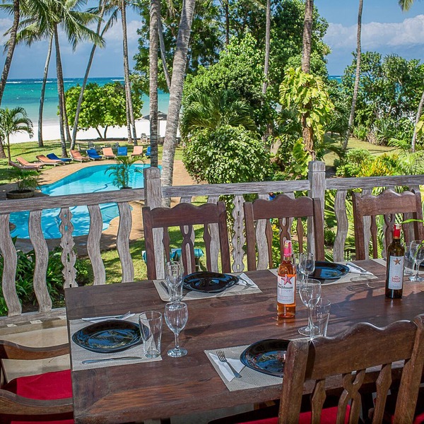 Monkey Beach House, Beachfront, Ocean Views, Shared Pool, Staff Provided